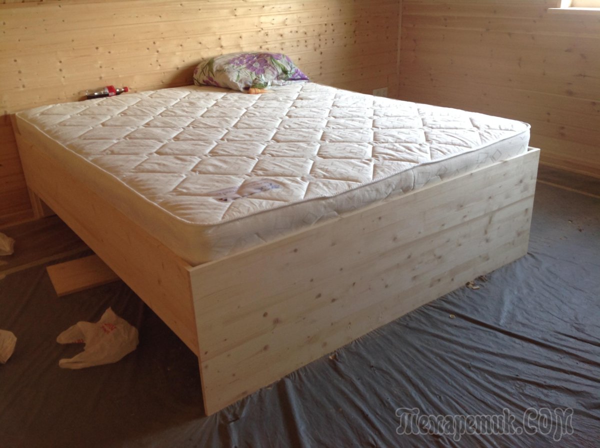 Кровать из деревянных щитов