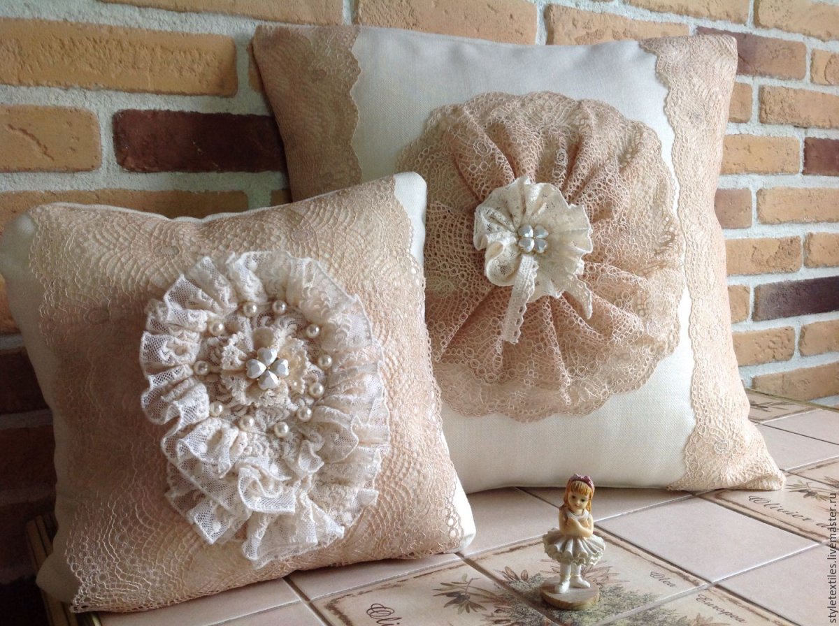 Подушки на диване в интерьере Прованс