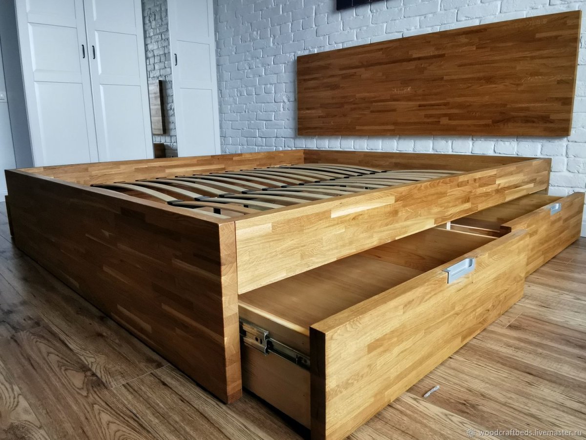 Кровать из массива лиственницы