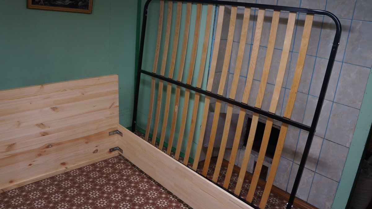 Двуспальная кровать из мебельного щита