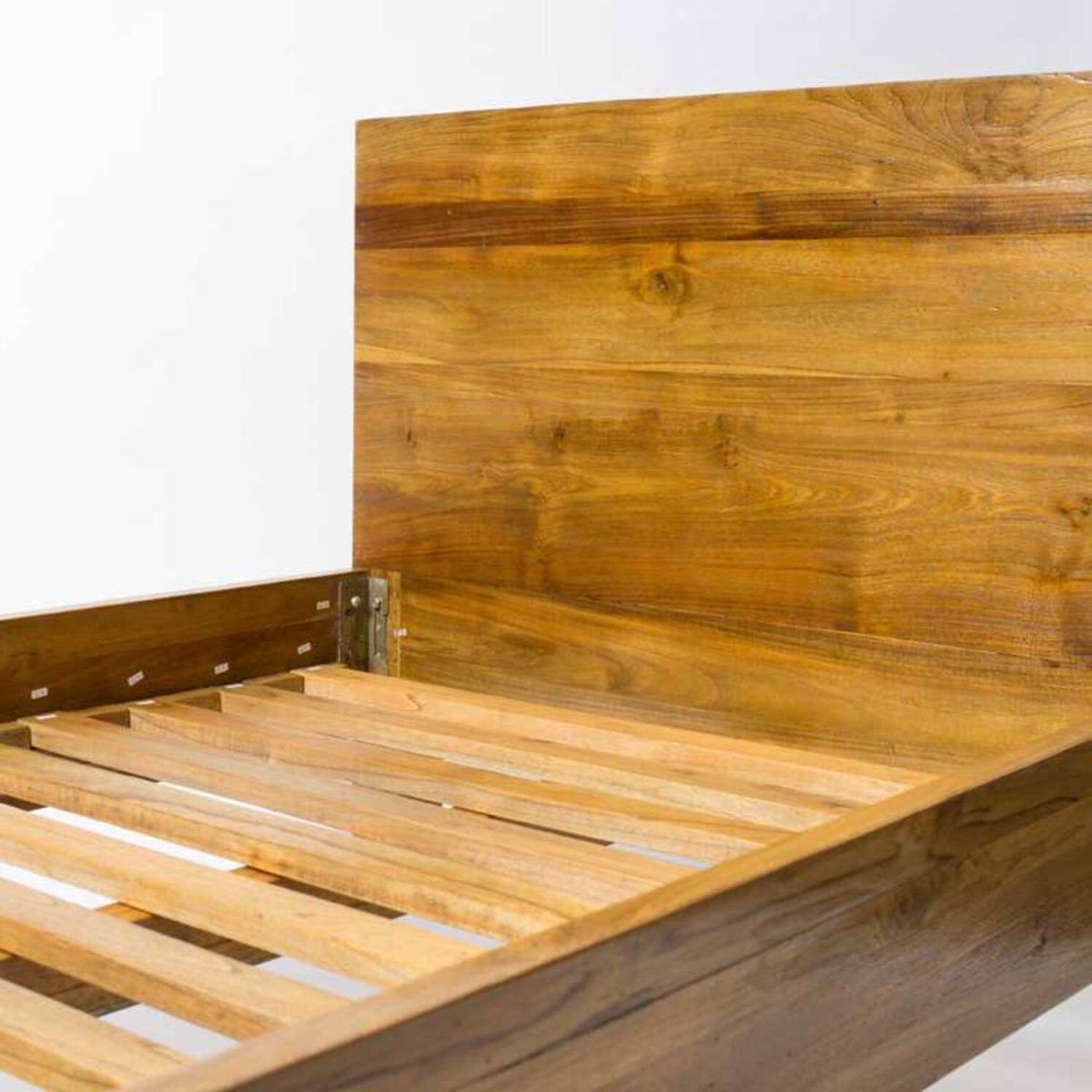 Кровать из массива