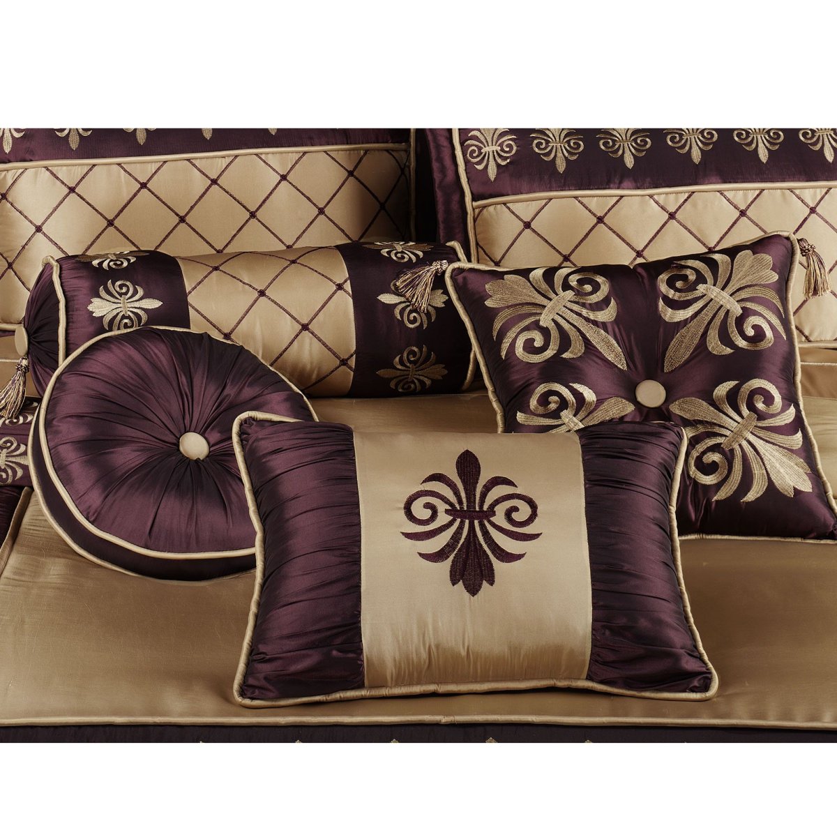 Декоративные подушки на кровать