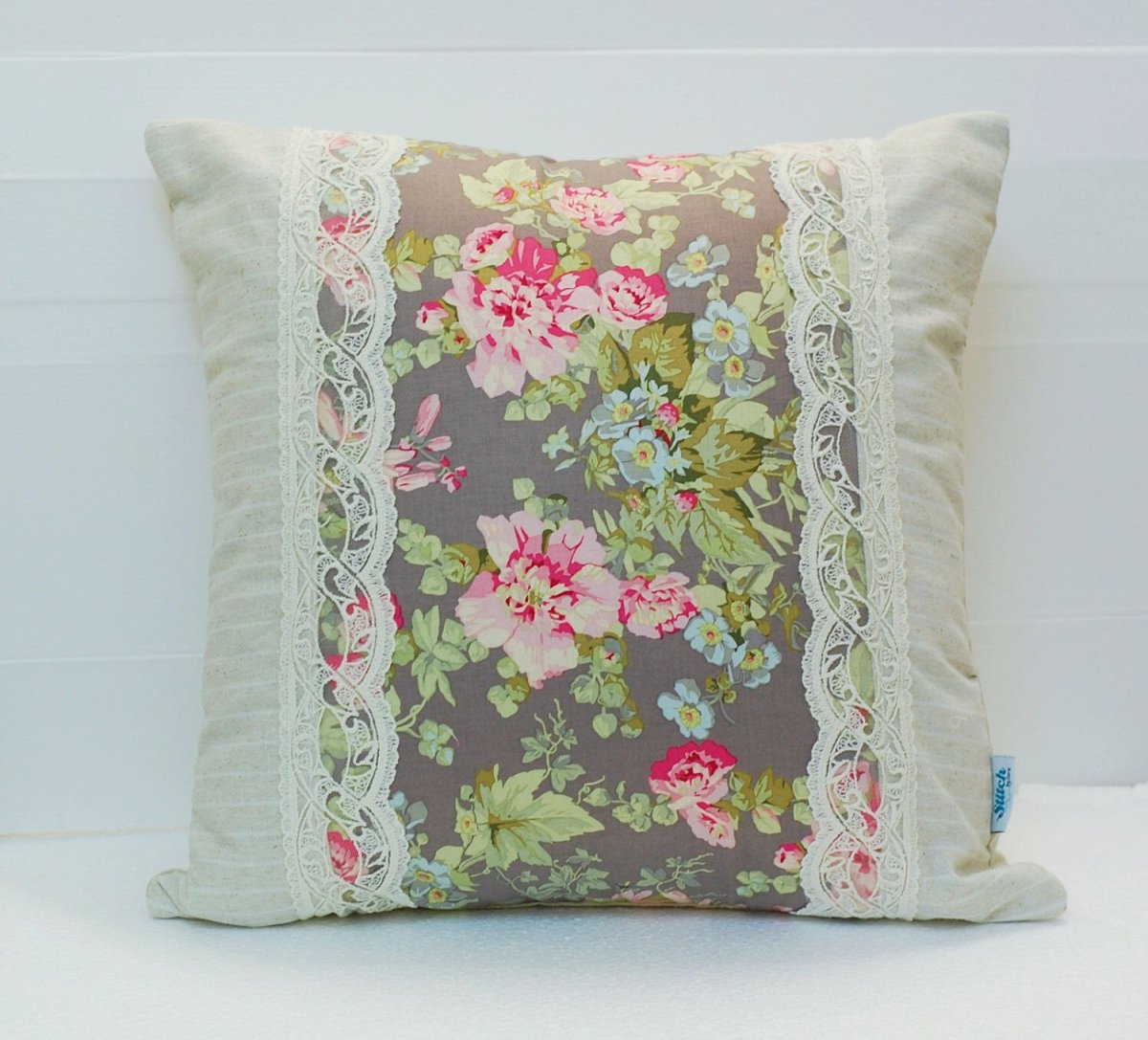 Лоскутные подушки с кружевами