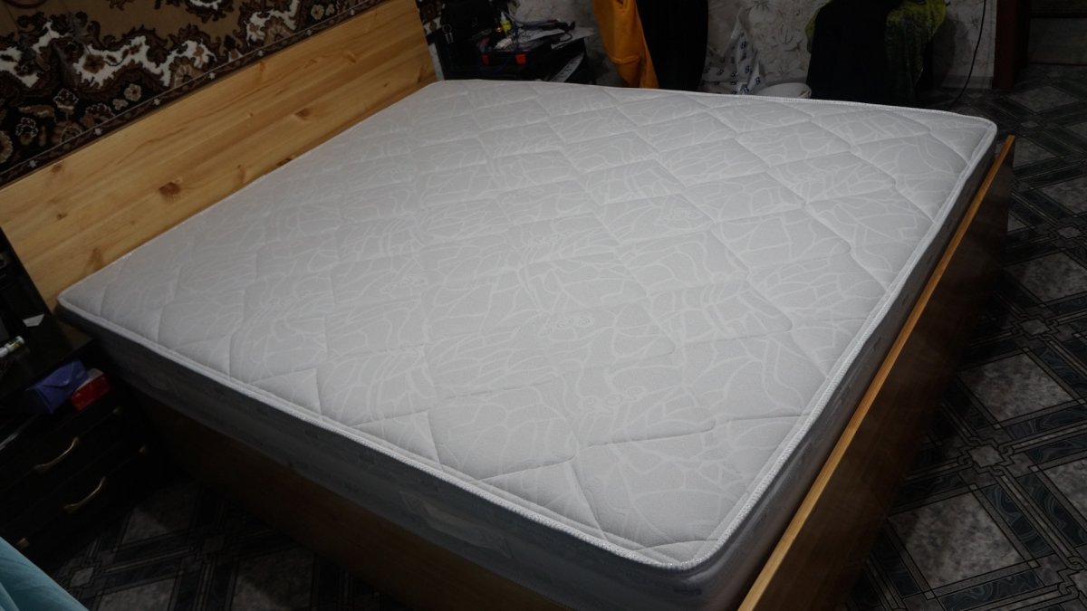 Кровать двуспальная светлое дерево