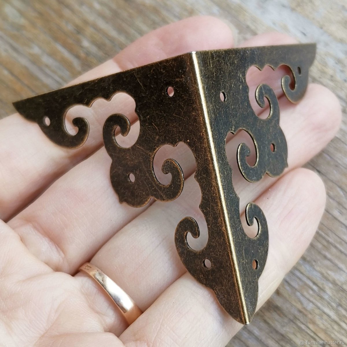 Металлические уголки для сундука