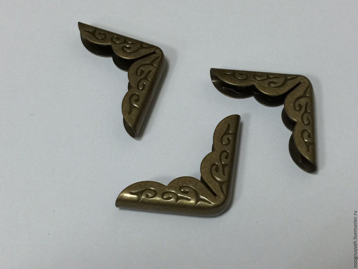 Бронзовый уголок декоративный