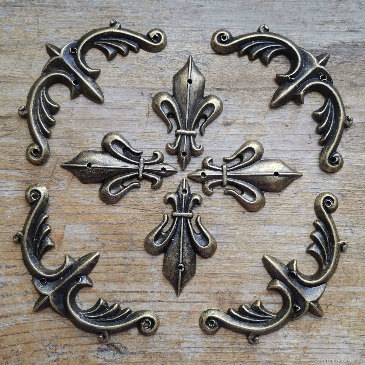 Уголок декоративный металлический