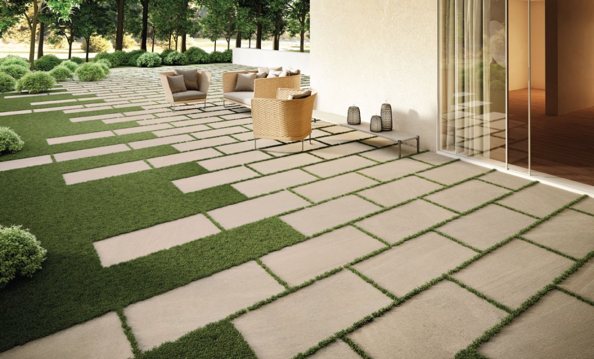 Плитка и газон во дворе