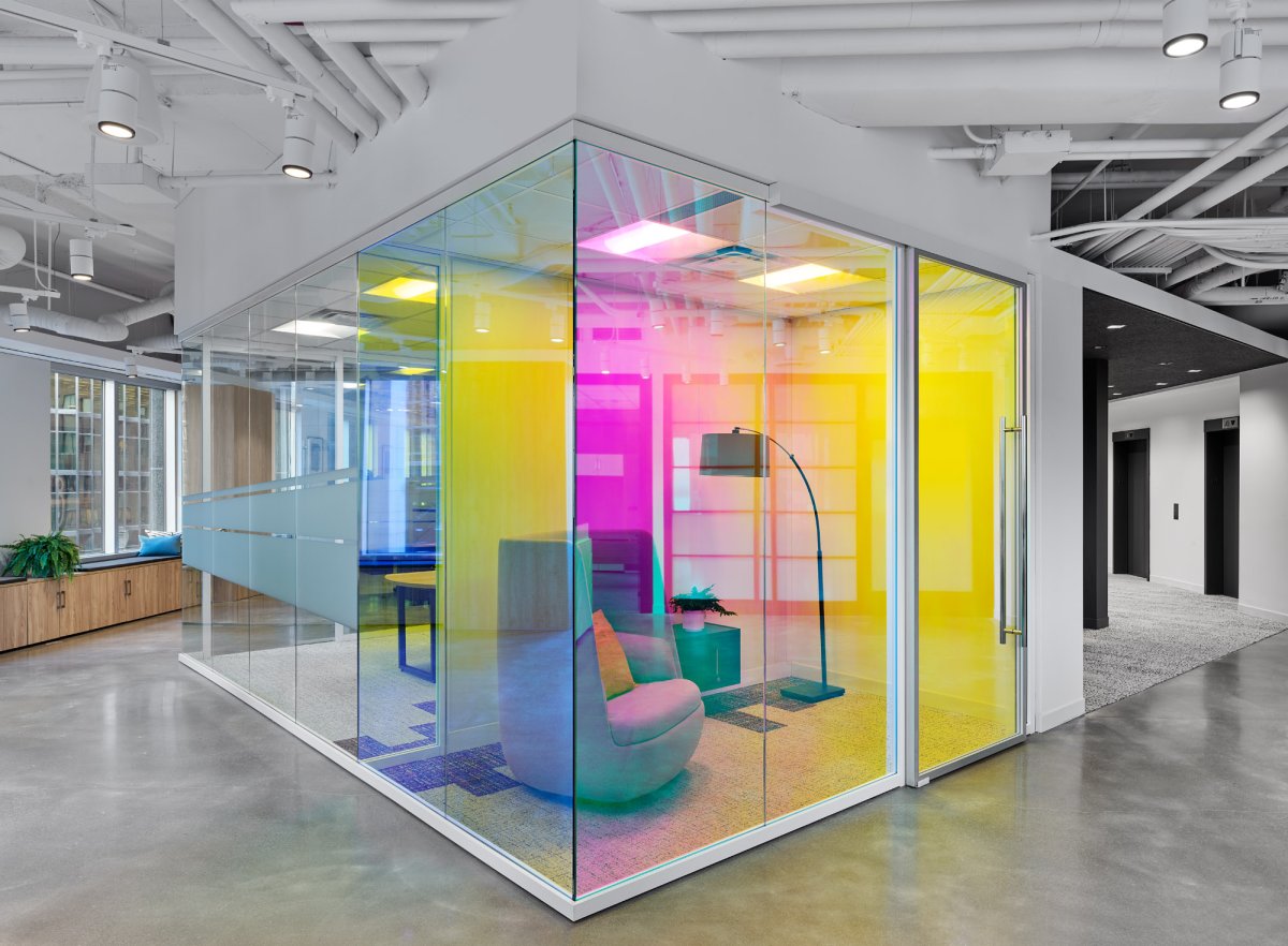 Голографическое стекло в интерьере
