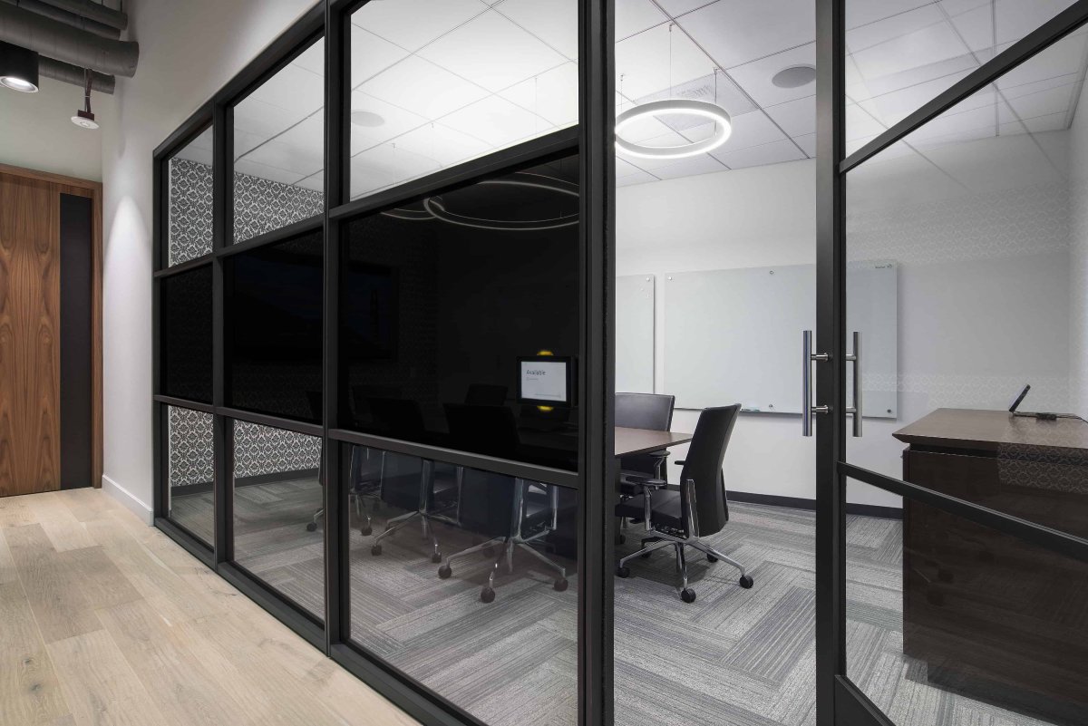 Цветное стекло в офисе