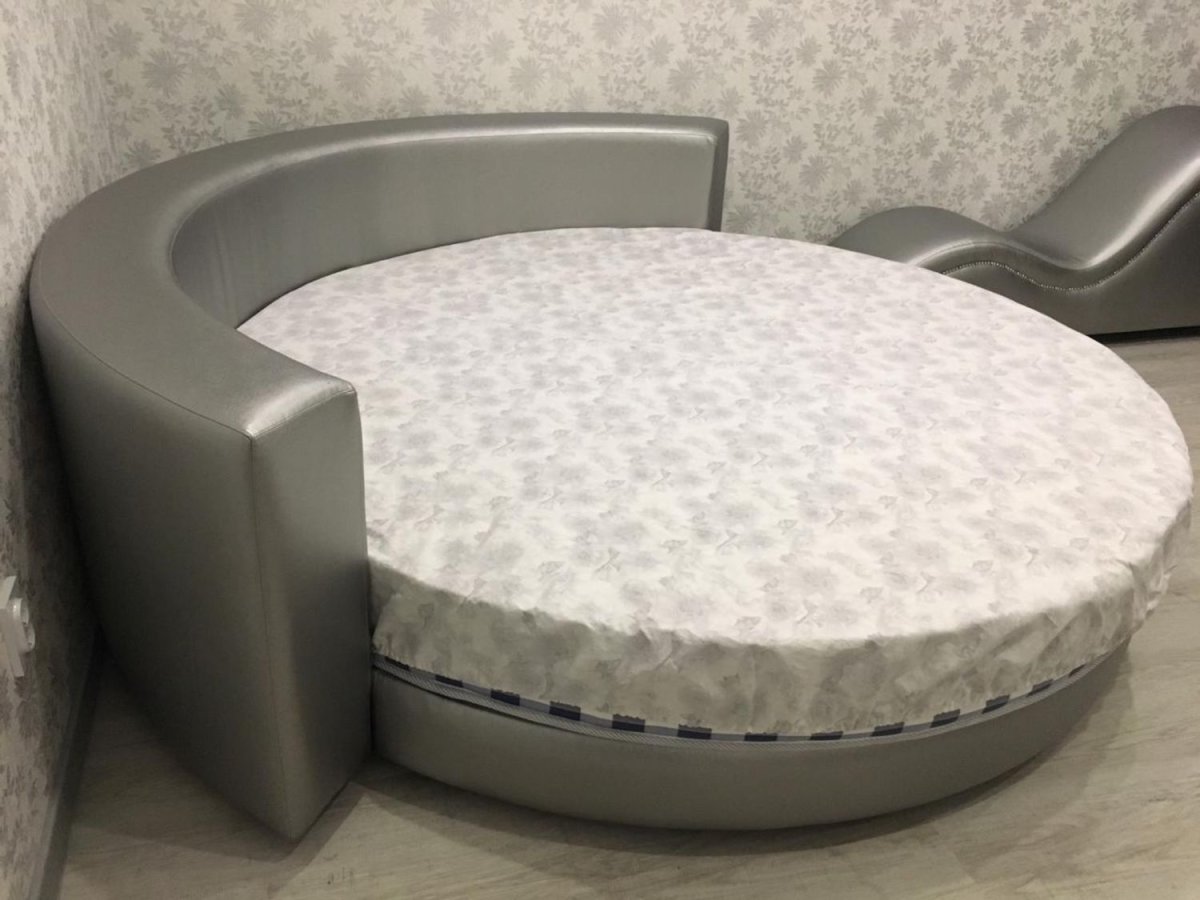 Покрывало с круглой подушкой