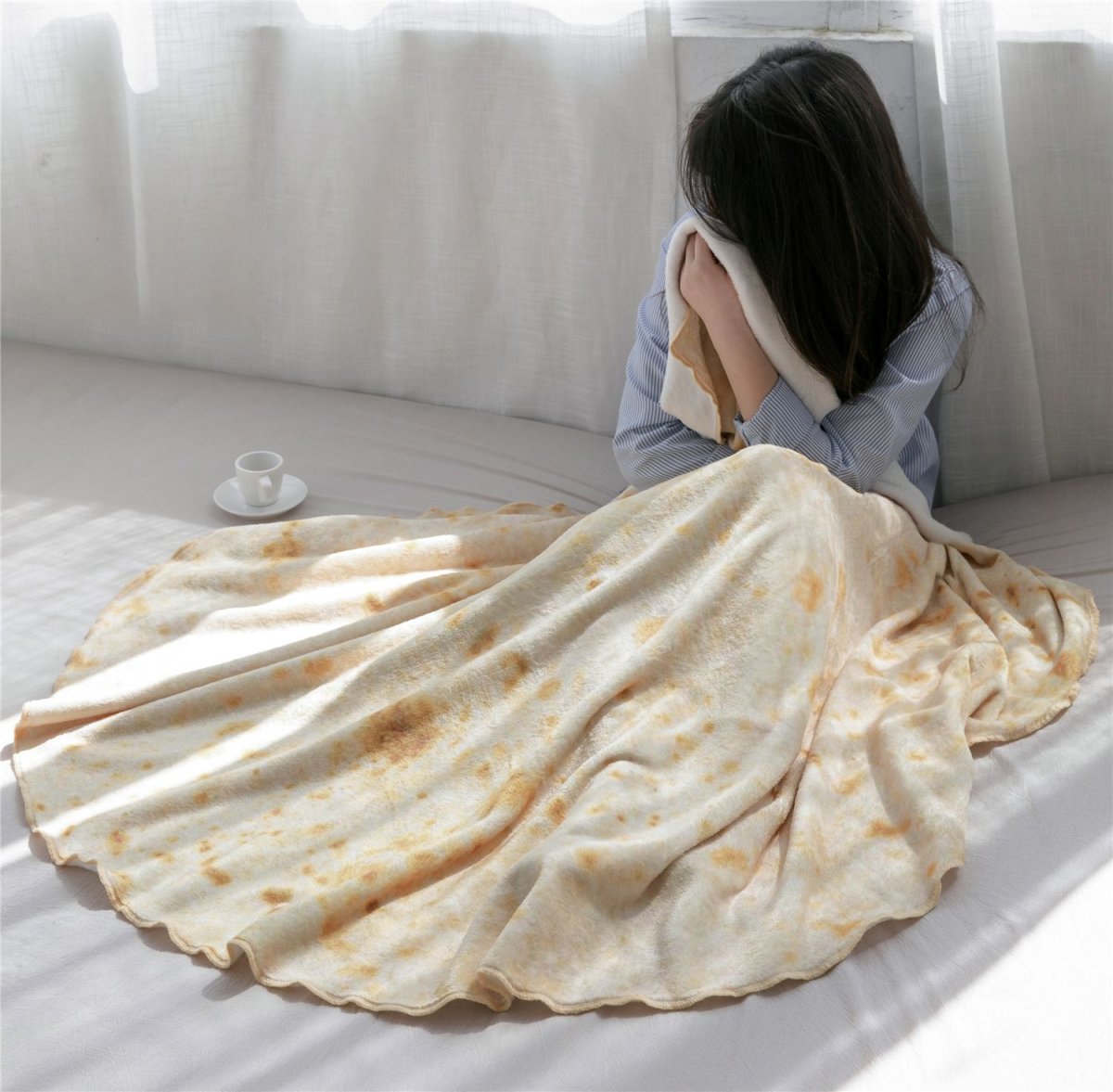 Круглая кровать и софа в спальне вместе