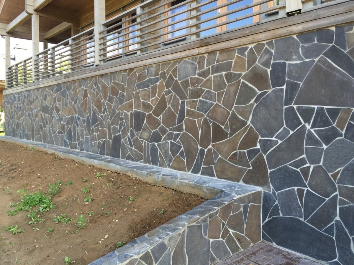 Отделка стены плитняком снизу