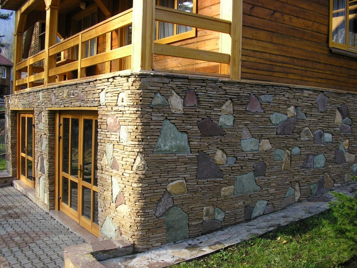 Отделка цоколя диким камнем