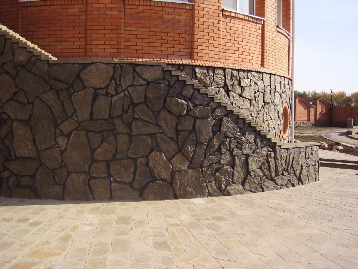 Отделка цоколя камнем