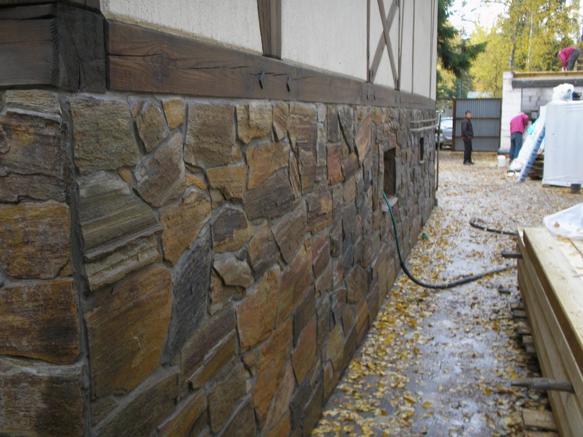 Отделка цоколя камнем