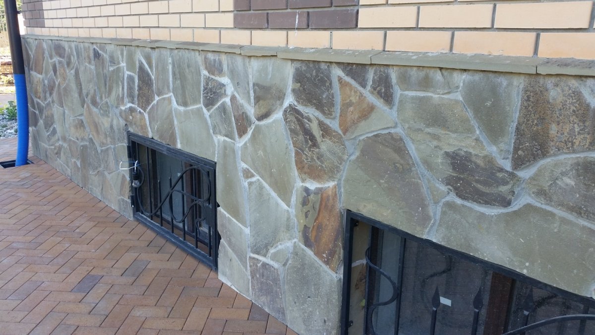 Отделка цоколя природным камнем