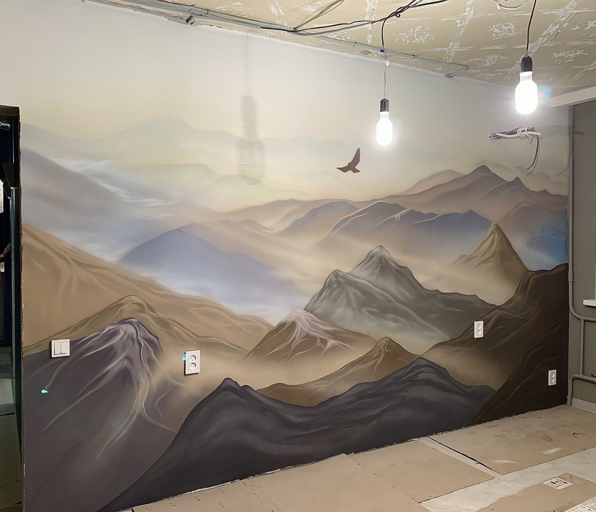 Аэрография горы на стене