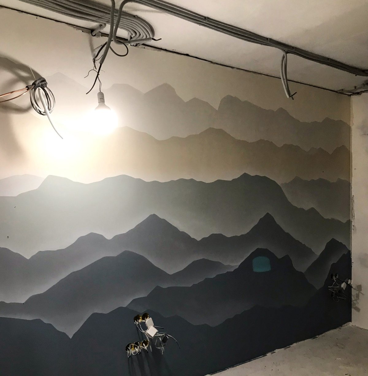 Горы на стену аэрографом