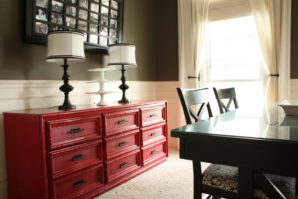 Комод в интерьере столовой