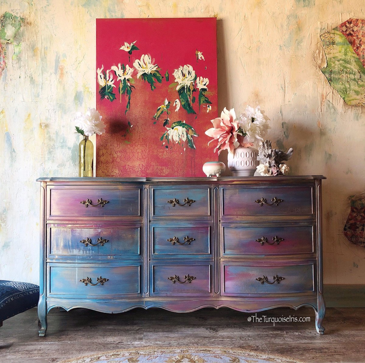 Цветной комод в интерьере