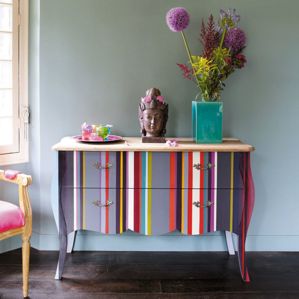 Яркий комод