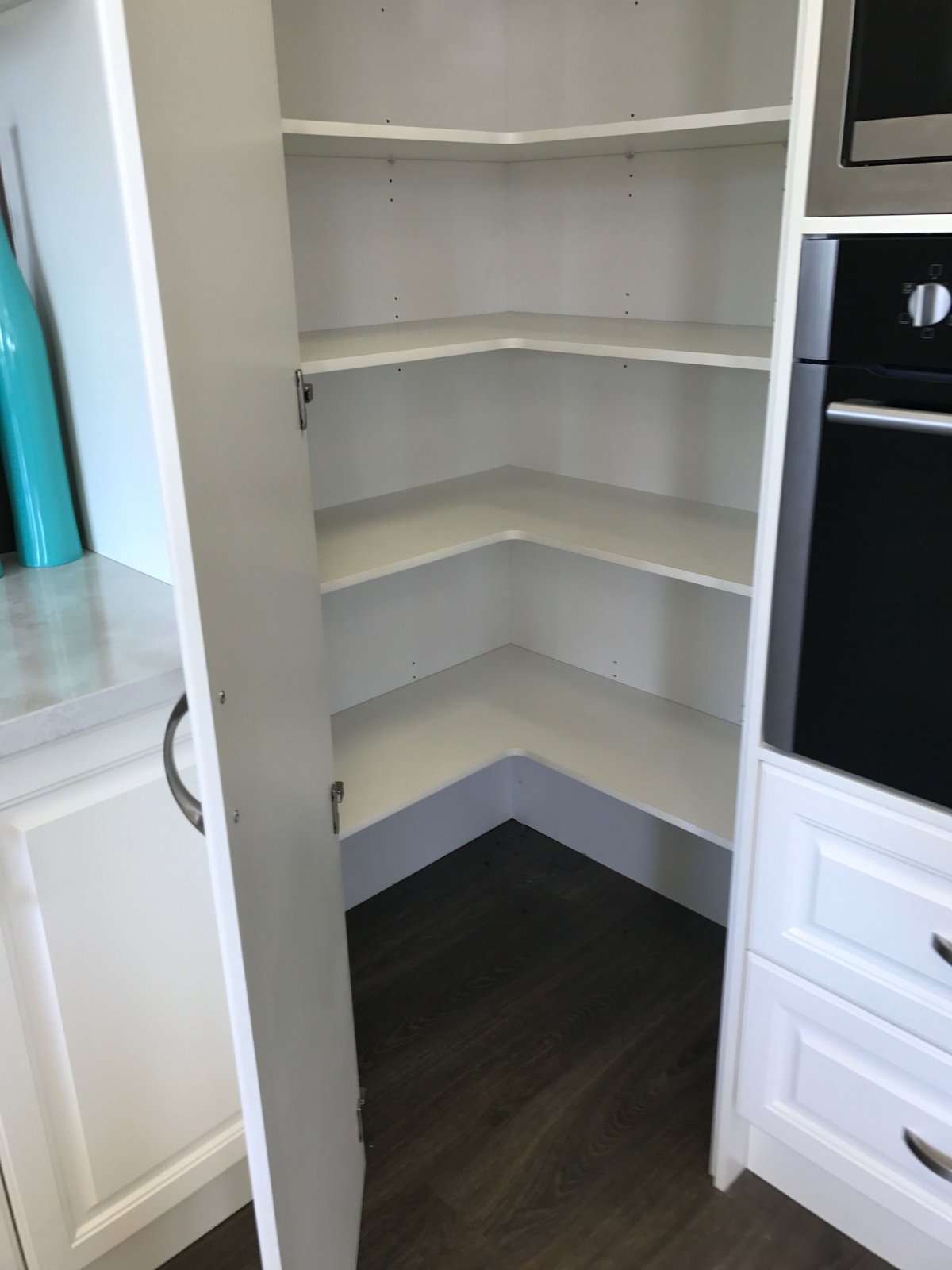 Угловой пенал для посуды