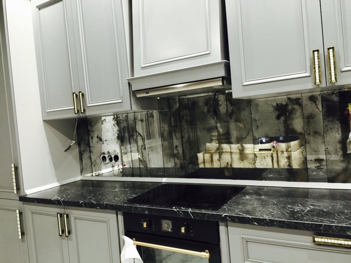 Кухня с зеркальным фартуком состаренным