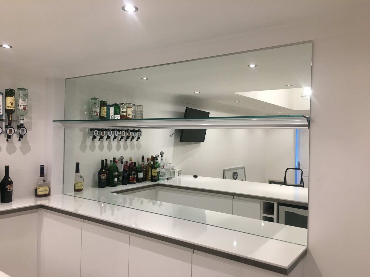 Кухонный гарнитур со стеклянными полками