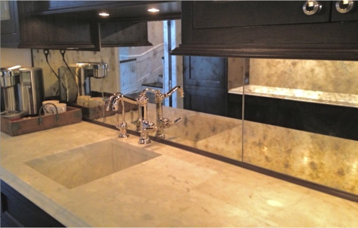 Кухня с зеркальным фартуком состаренным