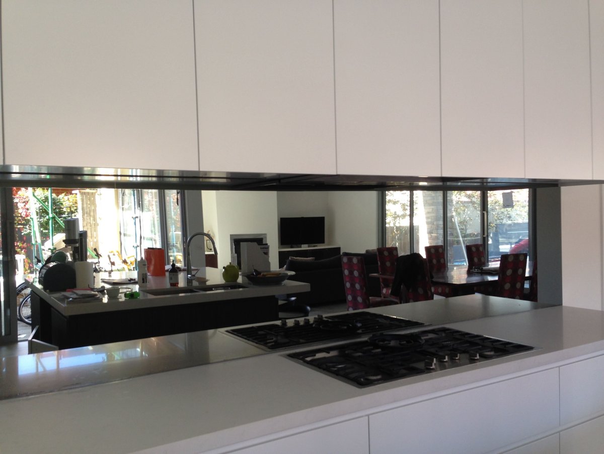 Зеркальный фартук для современной кухни