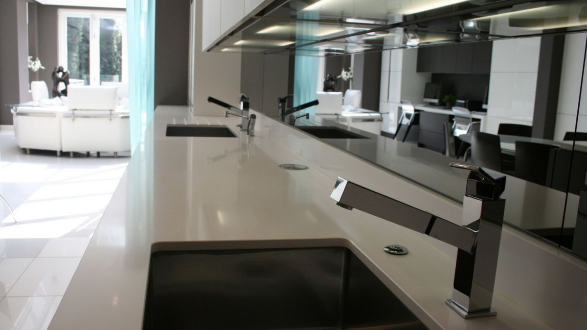 Зеркальный фартук для кухни