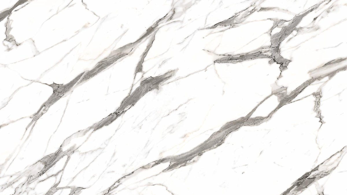 Белая кухня с мраморной столешницей