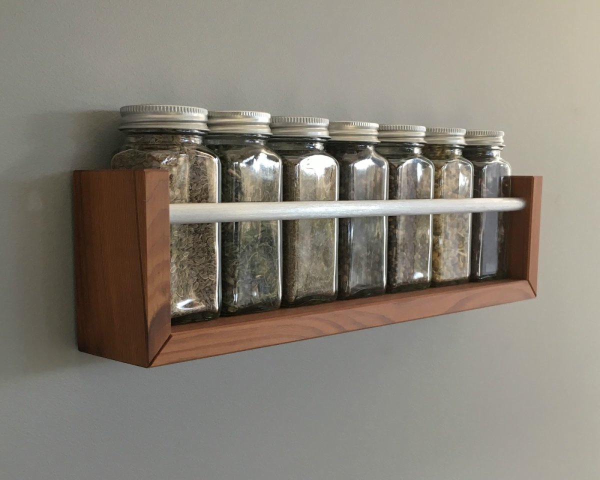 Полка для приправ на кухне