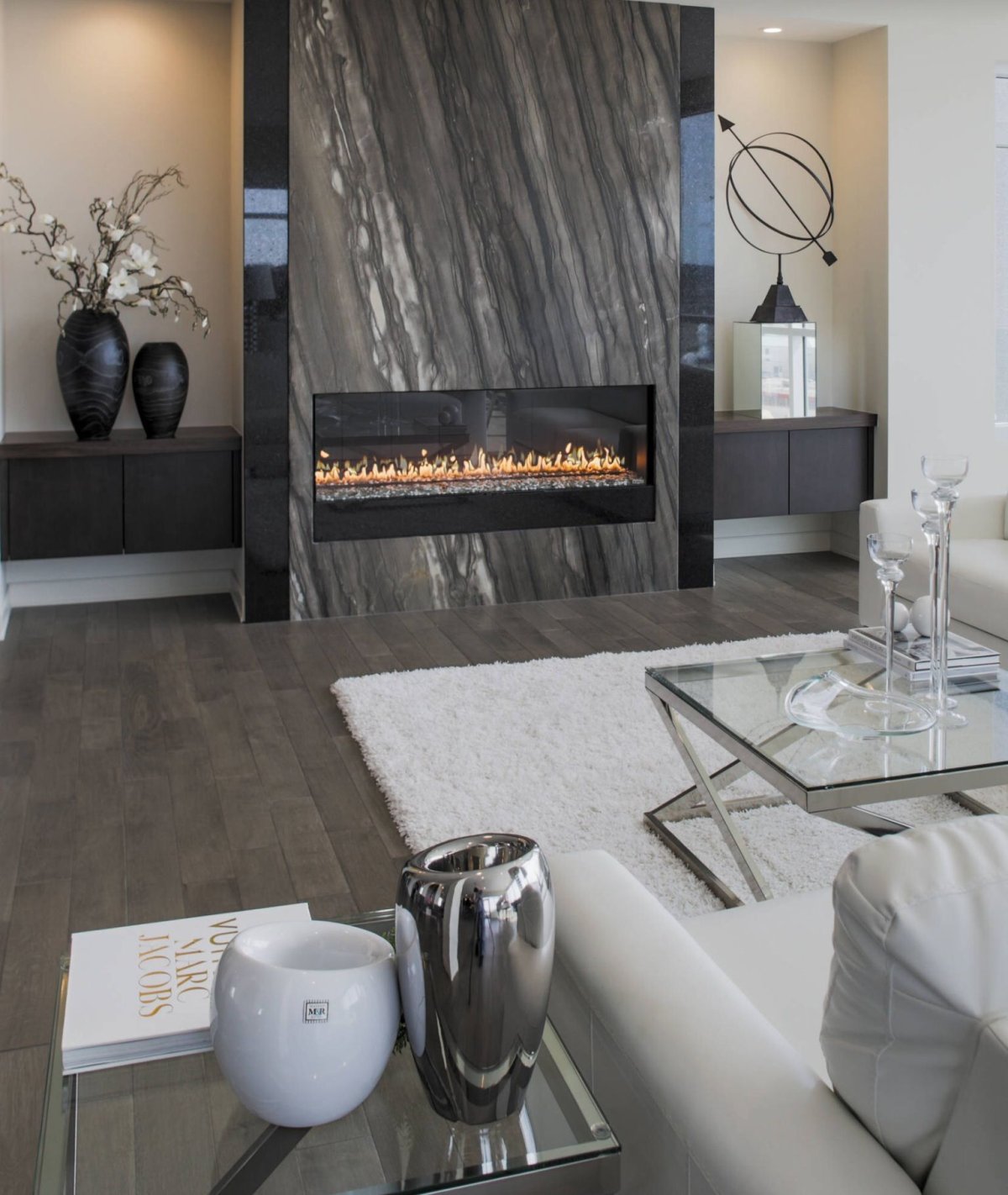 Мрамор в интерьере гостиной