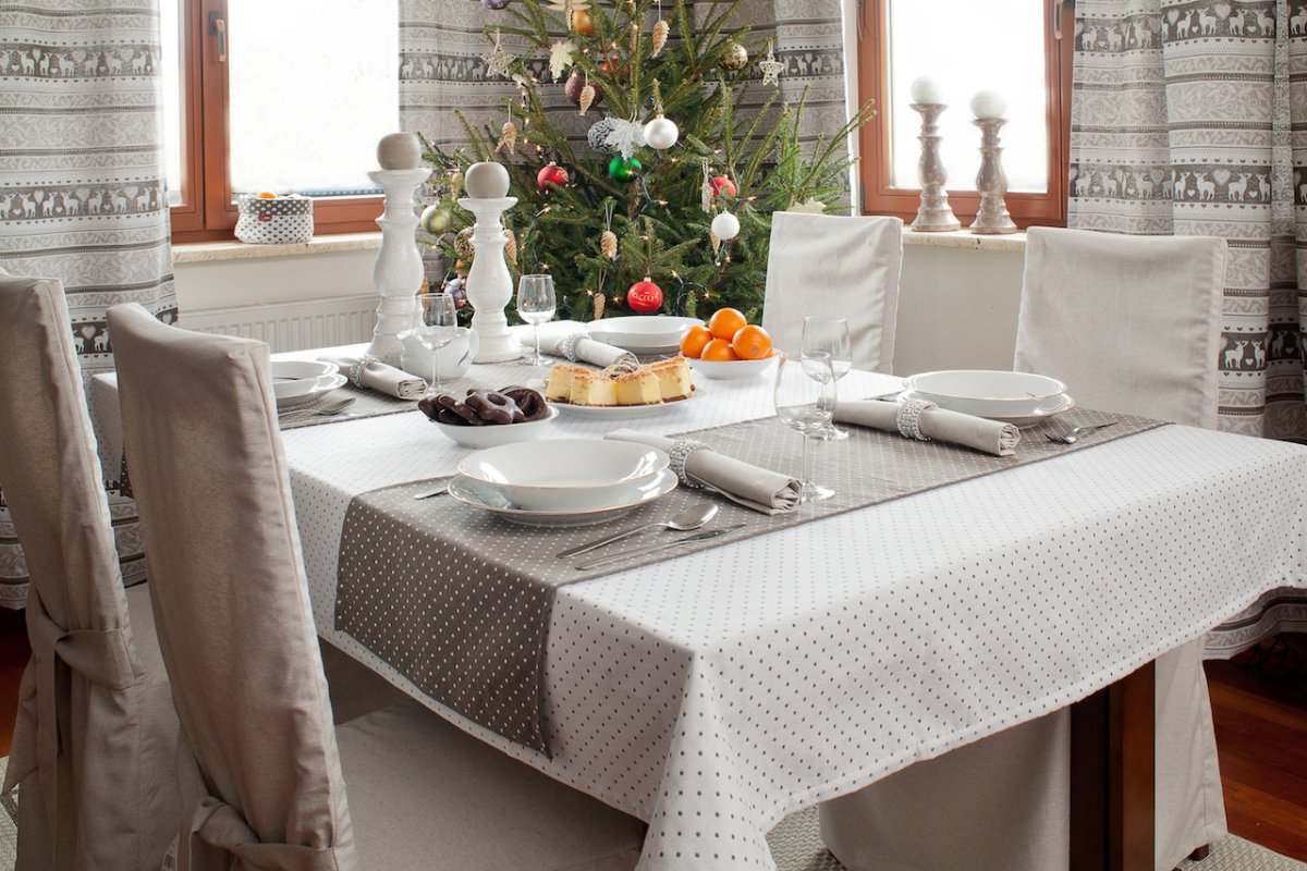 Сервировка стола с белой скатертью