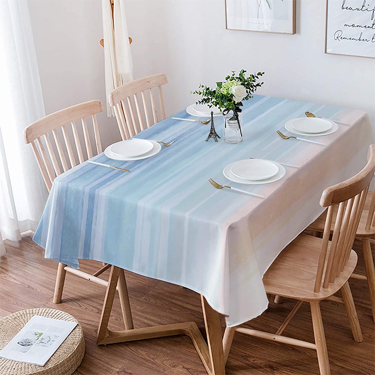 Стол с белой скатертью