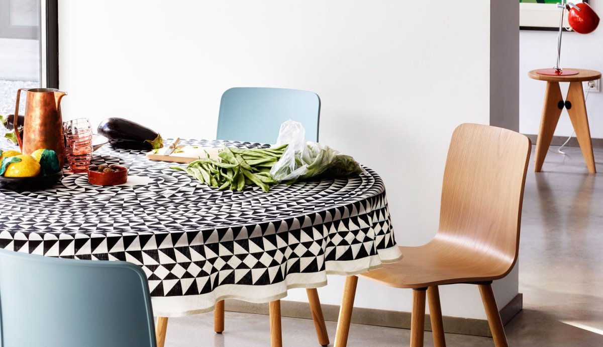 Круглый стол со скатертью в интерьере