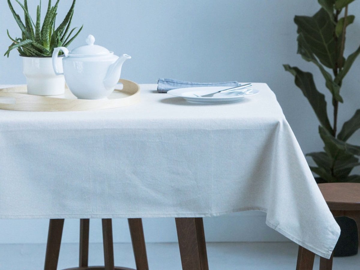 Стол со скатертью сверху