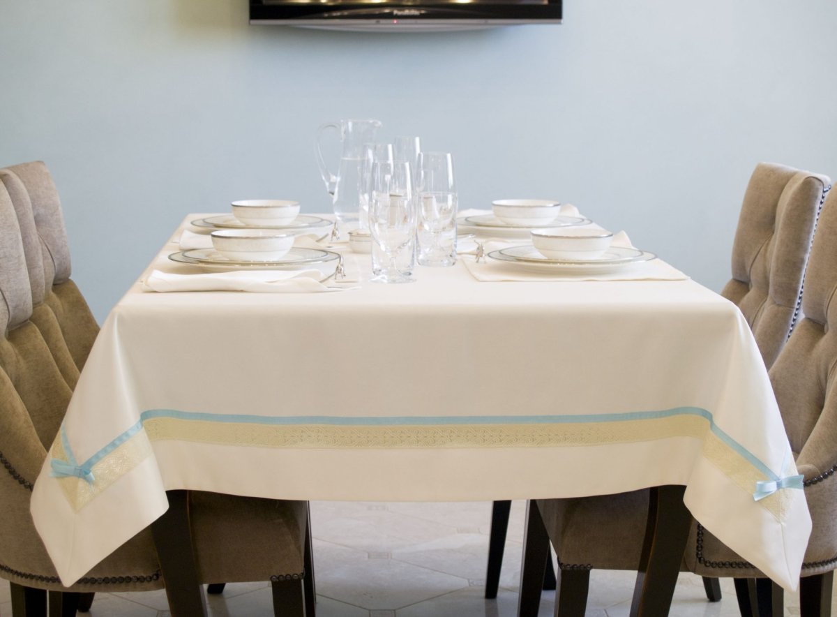 Скатерть белая на празднике