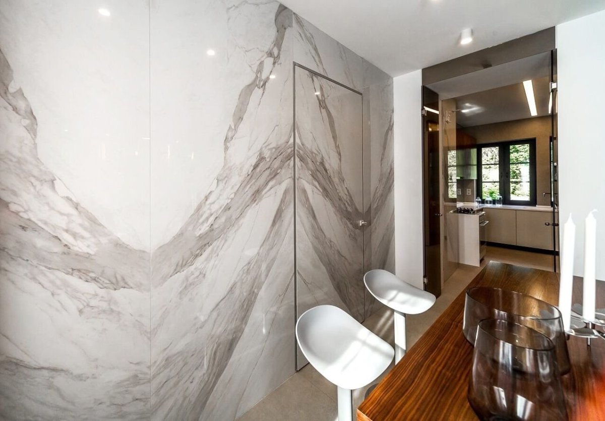 Мрамор на стене в интерьере