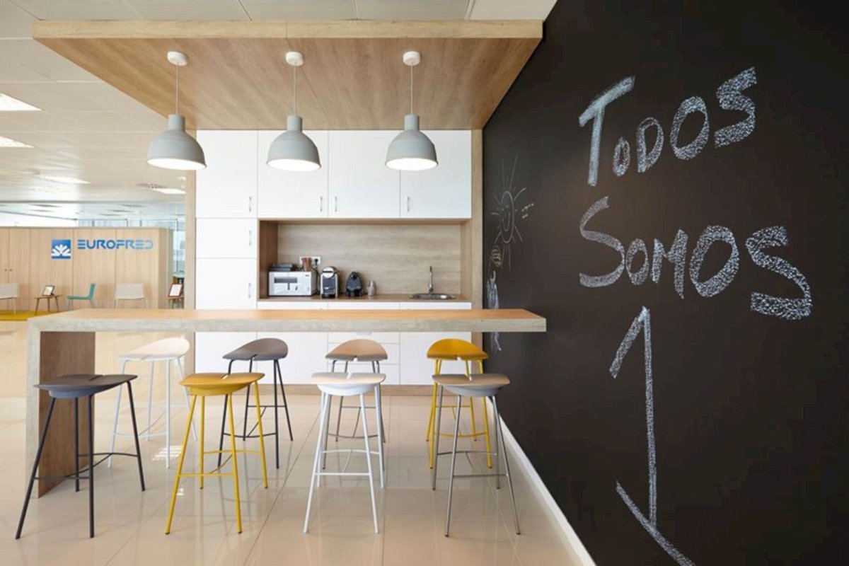 Кухня в темных тонах с островом