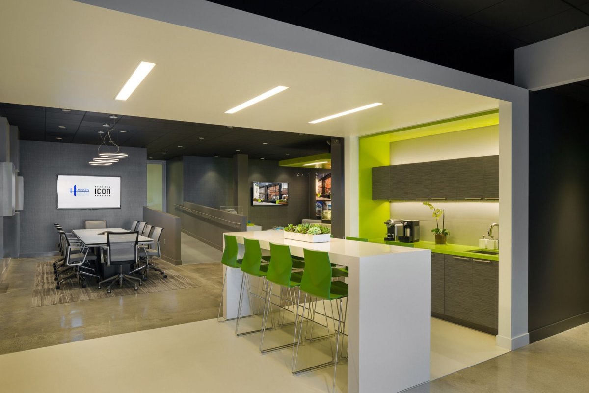 Открытая кухня в офисе