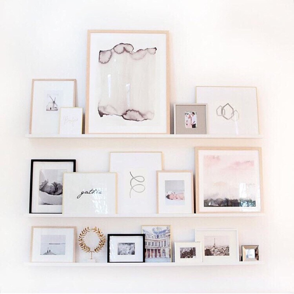 Полка с рамками для фотографий