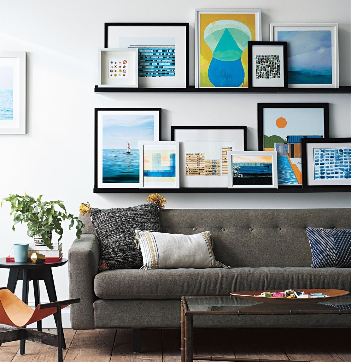 Полочки над диваном в гостиной