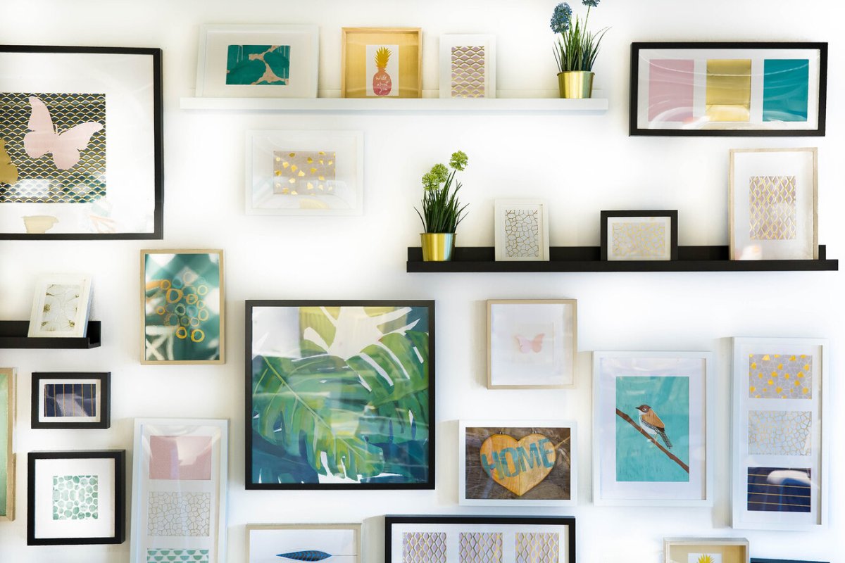 Полки в спальню настенные