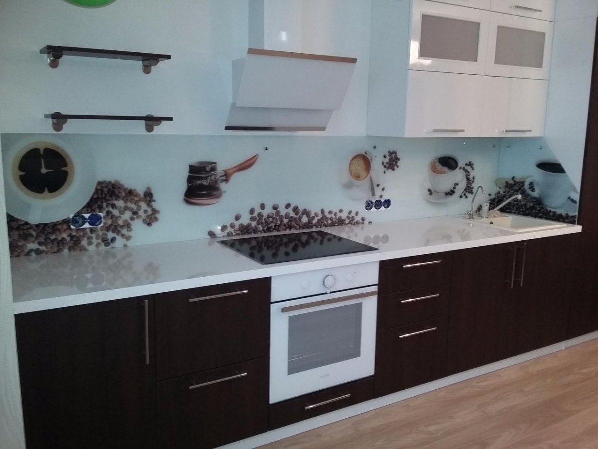 Светлые кухни со стеклянным фартуком