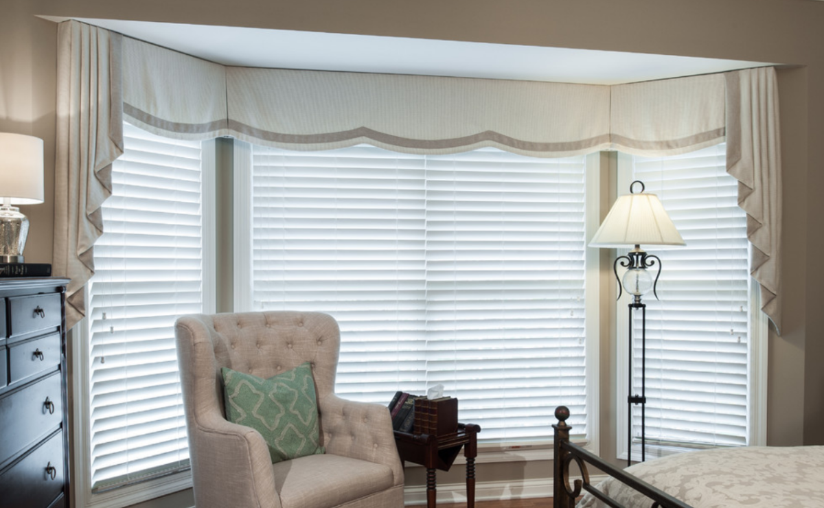 Римские шторы для гостиной с ламбрекенами