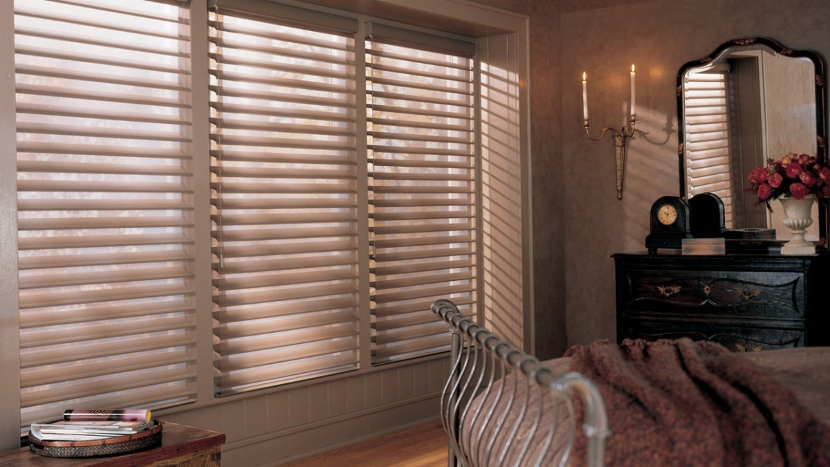 Розовые жалюзи в интерьере