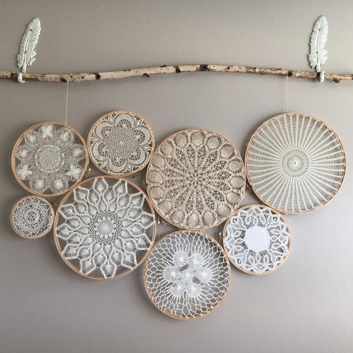 Панно из косичек связанных крючком